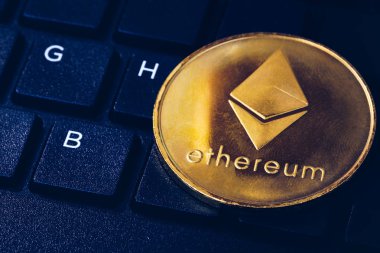 Ethereum cryptocurrency (kripto para birimi). Ethereum sikke altın Ethereum simgesi olan gümüş. Ethereum (Eth) cryptocurrency.