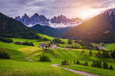 Ünlü en iyi Alp yer dünya, büyülü Dolomites dağlarda arka plan, Val di Funes Vadisi, Trentino Alto Adige bölgesi, İtalya, Avrupa ile Santa Maddalena (St Magdalena) Köyü