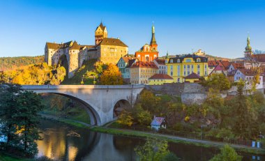 Renkli sonbahar Eger nehir Çek Cumhuriyeti Karlovy Vary bölgesinde Sokolov bölgesinde üzerinde kasabada Loket