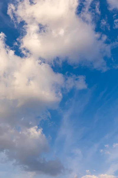 雲と青空の背景です 雲と青空の背景です 青い空を背景に美しい雲 自然天気 空青い雲と太陽 — ストック写真