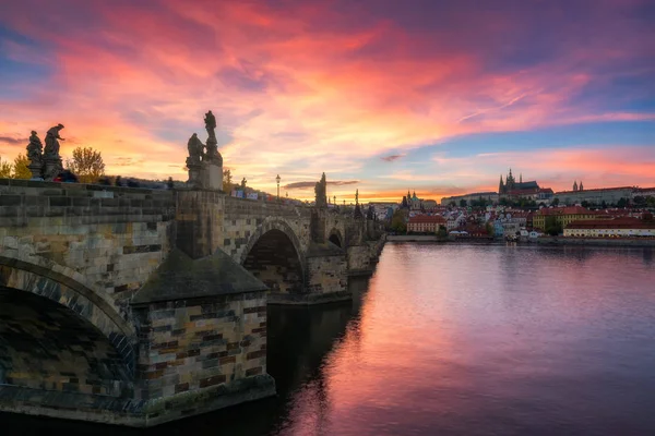 Die Berühmte Karlsbrücke Sonnenuntergang Wunderschöne Landschaft Und Eines Der Wahrzeichen — Stockfoto