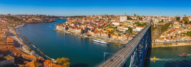 Portekiz 'in Douro nehri üzerindeki Eski Porto (Oporto) ve Ribeira kentinin panoramik manzarası. Dünya seyahati, gezi ve turizm kavramı.