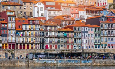 Porto Ribeira 'nın renkli evleri, geleneksel cepheler, Portekiz' in Porto kentindeki toprak sette kırmızı çatılı eski çok renkli evler.