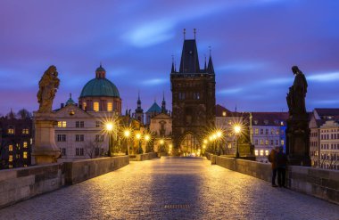 Sabah görünümünü Charles Köprüsü Prag, Çek Cumhuriyeti. Charles Köprüsü, Prag'da en çok ziyaret edilen turistik biridir. Mimari ve Prag Simgesel Yapı
