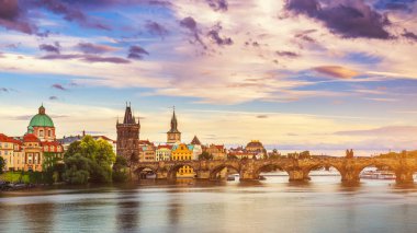 Charles Köprüsü (aka Karluv çoğu, taş köprü, Kamenny çoğu, Prag Köprüsü, Prazhski en) üzerinden Vltava Nehri Prag, Çek Cumhuriyeti.