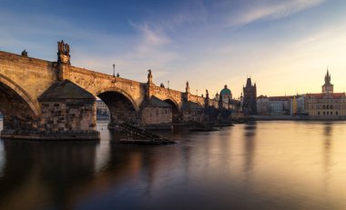 Sabah görünümünü Charles Köprüsü Prag, Çek Cumhuriyeti. Charles Köprüsü, Prag'da en çok ziyaret edilen turistik biridir. Mimari ve Prag Simgesel Yapı.