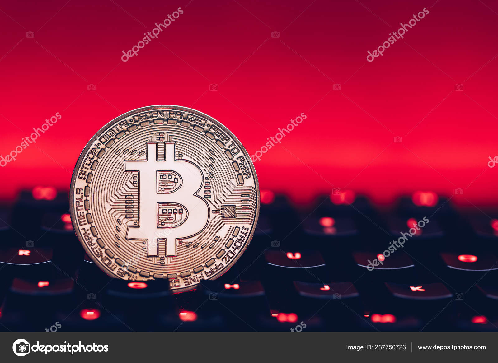 背景にコンピュータキーボード上のビットコイン 電子仮想通貨のシンボルとマイニング暗号通貨の概念 コイン暗号通貨ビットコインはキーボードにあります  キーボード上のビットコイン — ストック編集用写真©DaLiu#237750726