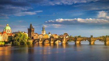 Doğal bahar günbatımı hava görünümünü Old Town iskele mimarisi ve Charles Köprüsü üzerinden Vltava Nehri Prag, Çek Cumhuriyeti