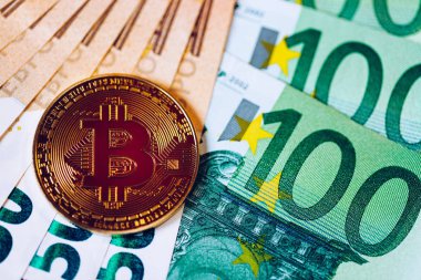 Euro parasına karşılık Altın Bitcoin. Bitcoin şifreli para birimi. Kripto para birimi konsepti. Avro banknotlu Bitcoin. Avro banknotlarına istiflenmiş bitcoin 'ler.