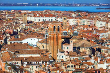 Venedik panoramik hava manzaralı, kırmızı çatılı, Veneto, İtalya. Venedik, İtalya 'nın yoğun ortaçağ kırmızı çatılarına sahip hava manzarası 