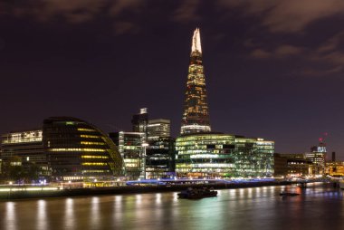 Gece, panoramik görünüm tarafından Londra manzarası. İngiltere