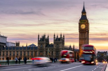 Londra, İngiltere. Kırmızı otobüs hareket ve big ben, westminster Sarayı. İngiltere'nin simgeleri