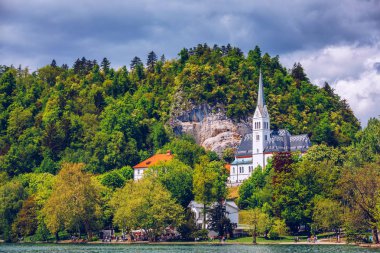 St Martin's Parish Kilisesi göl kenarında tepede pitoresk Bled Slovenya. St Martin's kilise Lake Bled, Slovenya'nın sahilinde