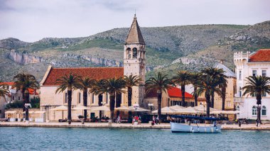 Hırvatistan Avrupa 'nın eski turistik mekanı Trogir kentinde manzara. Trogir kasabası kıyı manzarası. Muhteşem Trogir, Hırvatistan. Hırvatistan 'ın güneşli, eski Venedik kenti, Dalmaçya Sahili.