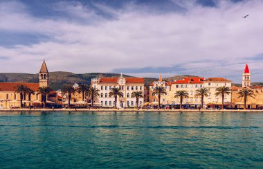 Hırvatistan Avrupa 'nın eski turistik mekanı Trogir kentinde manzara. Trogir kasabası kıyı manzarası. Muhteşem Trogir, Hırvatistan. Hırvatistan 'ın güneşli, eski Venedik kenti, Dalmaçya Sahili.
