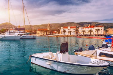 Trogir tekneler ve su manzaralı, Unesco kasabada Hırvatistan yerler. Tarihi binaları ve bağlantı noktası tekneler Trogir Town, Dalmaçya, Hırvatistan ile görünümü.