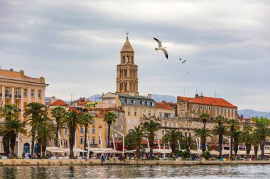 Split, Hırvatistan (Dalmatia bölgesi). UNESCO Dünya Mirası. Uçan Martı'nın üzerinde gezinti ile Split şehir görünümünü. Split panoramik şehir, Dalmaçya, Hırvatistan.