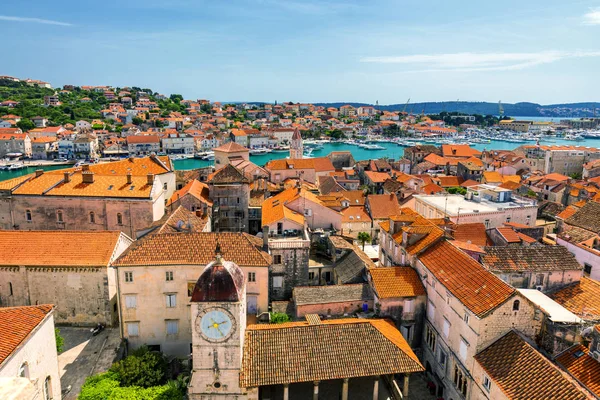 크로아티아 달마티아의 트로기르의 마을입니다 크로아티아에서는 분리되었다 크로아티아 달마티아 발칸반도에 아름답고 — 스톡 사진