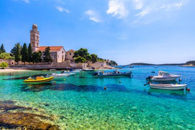 Hırvatistan 'ın Hvar kentinin önünde tekneli muhteşem takımadaları izleyin. Eski Adriyatik ada kasabası Hvar 'ın limanı. Hırvatistan 'ın popüler turistik beldesi. Hırvatistan 'ın Hvar adasındaki şaşırtıcı Hvar kenti. 