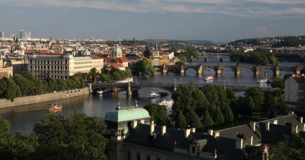 Berömda Karlsbron Solnedgången Ljus Karlsbron Ikoniska Landmärkena Prag Prag Tjeckien — Stockvideo