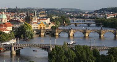 Charles Bridge, Prague, Çek Cumhuriyeti. Charles Köprüsü (Karluv çoğu) ve Old Town Tower gün batımında.