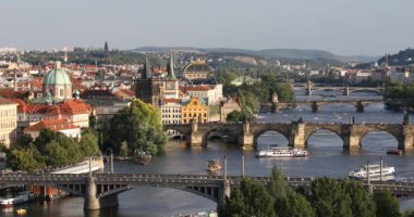Doğal yaz günbatımı hava görünümünü Prague Old Town iskele mimarisi ve Charles Köprüsü üzerinden Vltava Nehri Prag, Çek Cumhuriyeti