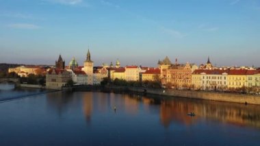 Prague, Çek Cumhuriyeti panorama güneşli tarihi Charles Köprüsü'ne ve Vltava Nehri ile. Prague, Çek Cumhuriyeti, yukarıda görüldüğü gibi şehir üzerinden günbatımı