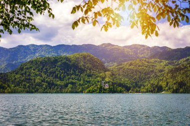 Lake Bled küçük adada St Marys Church of varsayımı ile. B