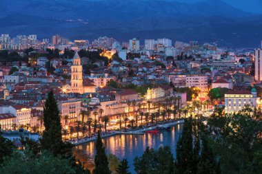 Şaşırtıcı Split şehir waterfront panorama saatte mavi, Dalmaçya, E