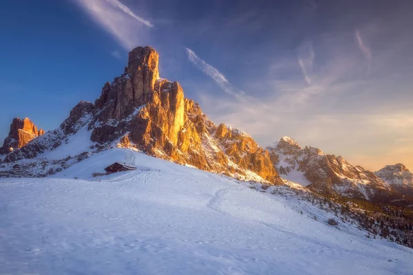 Fantastiska vinterlandskap, Passo Giau med berömda Ra Gusela, Nu — Stockfoto