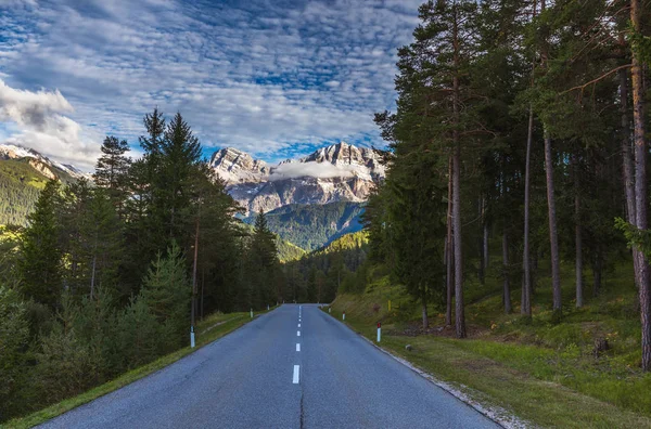 Dolomita Alpes en Italia. Hermoso día. El camino pasa en el co — Foto de Stock