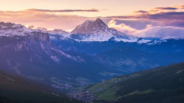 Majestueuze Dolomieten gebergte, vallei met Zuid-Tirol-dolom — Stockfoto