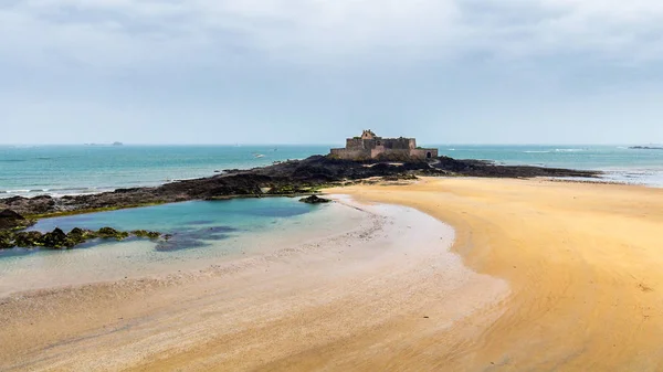 Saint Malo beach, Fort National tijdens laagwater. Bretagne, Franc — Stockfoto