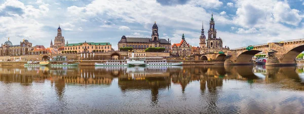 Panorama de la ville de Dresde à Elbe River et Augustus Bridge , — Photo