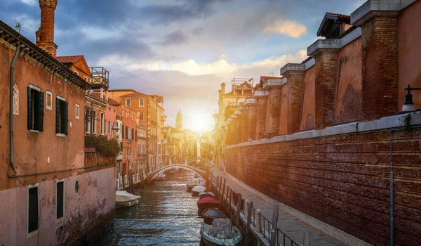 Blick auf den Straßenkanal in Venedig, Italien. Bunte Fassaden von o — Stockfoto