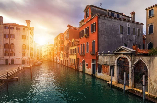 Vista para o canal de rua em Veneza, Itália. Fachadas coloridas de o — Fotografia de Stock