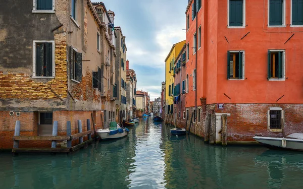 Vue du canal de la rue à Venise, Italie. Façades colorées de o — Photo