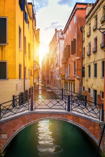 Straßenkanal in Venedig, Italien. Enger Kanal zwischen alten bunten B — Stockfoto