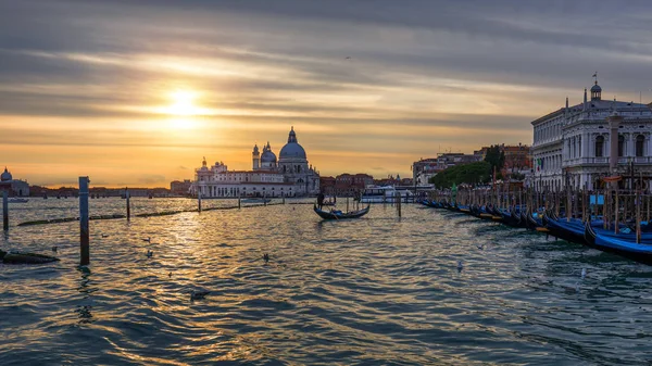 Venedik'te günbatımı. Grand Canal Venedik Santa Ma ile görüntü — Stok fotoğraf