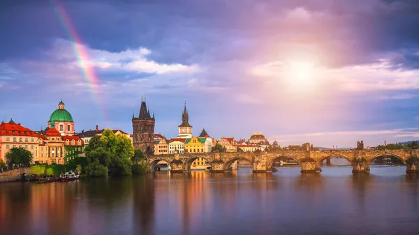 Duha nad Karlovým mostem po bouři v létě, Praha, — Stock fotografie