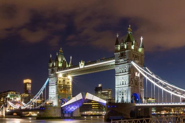 Tower bridge naar voren gebracht om te laten schip passeren. Londen, Engeland — Stockfoto
