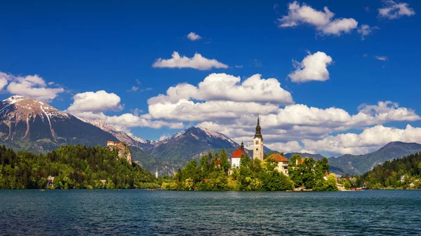 Lago Bled con la Iglesia de Santa María de la Asunción en la pequeña isla. B) — Foto de Stock