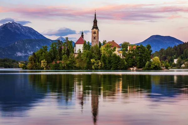 Lago Bled Eslovénia. Lindo lago de montanha com pequena Peregrinação — Fotografia de Stock