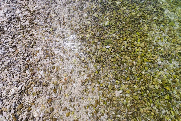 Stenar under vattnet. Havet stenar på stranden. Havet småsten på den — Stockfoto