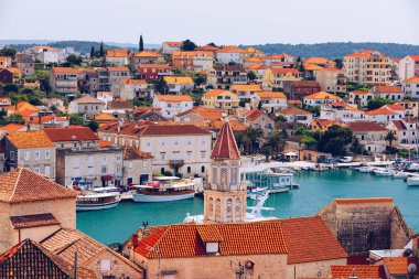 Promenade Trogir, Hırvatistan tarihi binalarda. Trogir po olduğunu