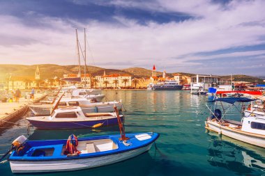 Trogir tekneler ve su manzaralı, Hırvatistan landmar kasabada Unesco