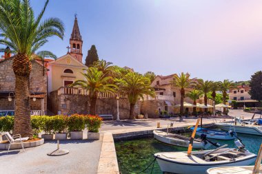 Balıkçı tekneleri ile güzel liman, Brac Isla Splitska köyde