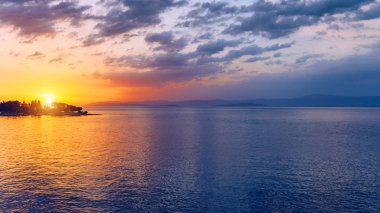 Güzel gün batımı veya denizden gündoğumu. Tropikal günbatımı veya su