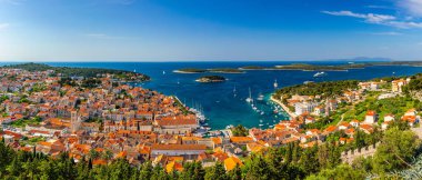 Panorama view adlı şehir Hvar, Croa önünde muhteşem adalar