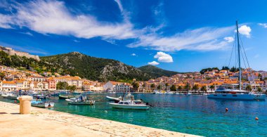 Muhteşem adalar şehir Hvar, Cr önünde teknelerle, görüntüleme
